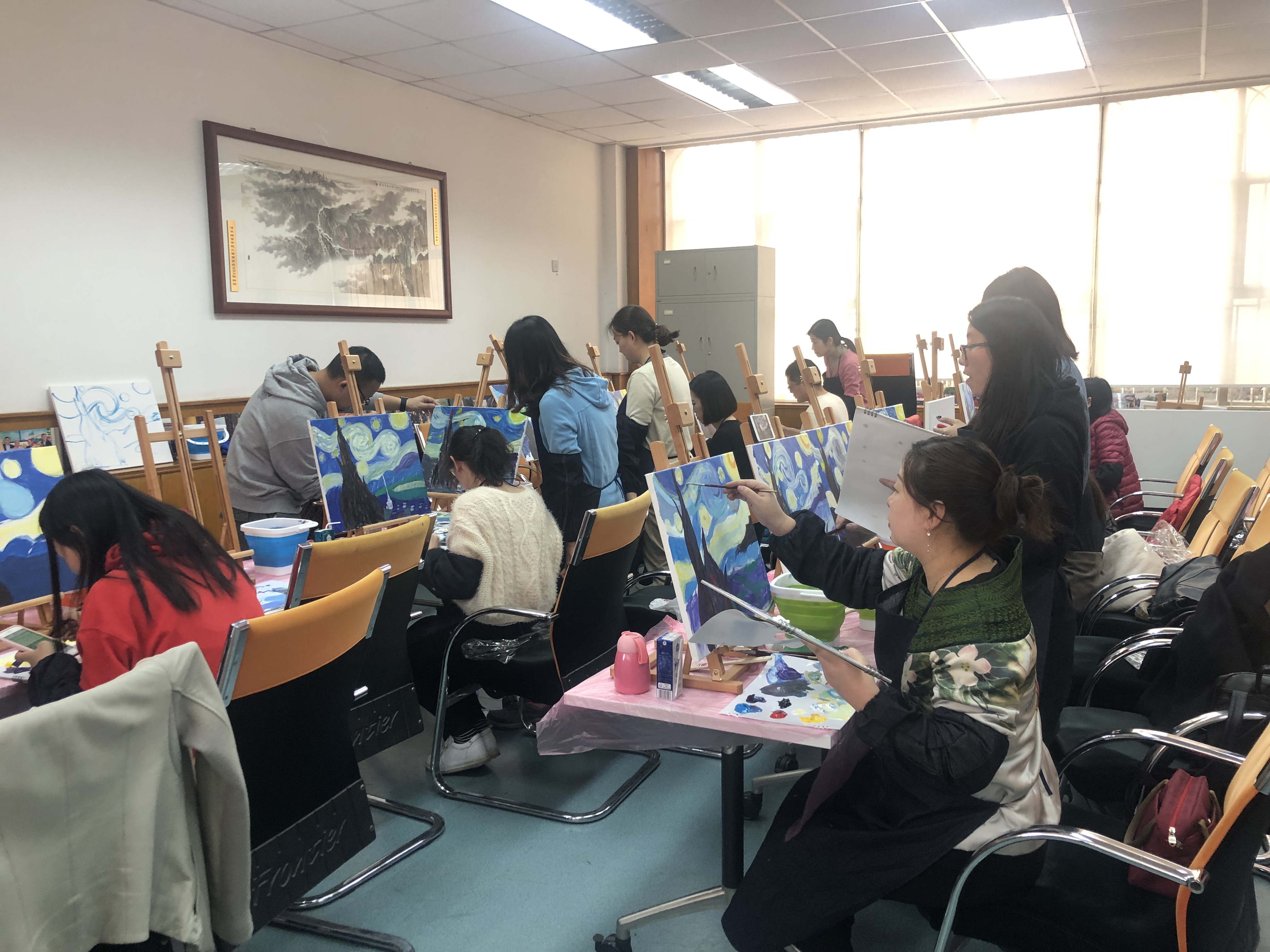 经管学院分工会组织庆祝"三61八"国际劳动妇女节绘画体验活动